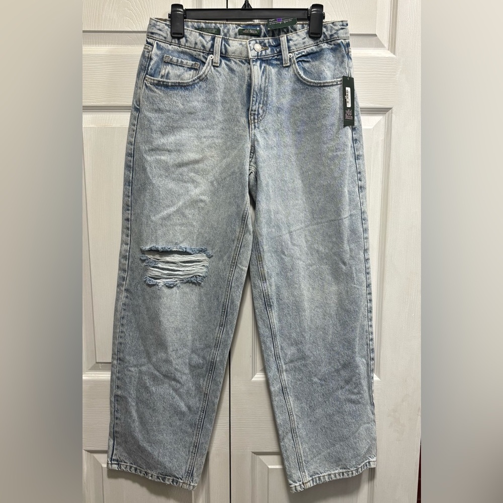 Women’s Size 6 Mid Rise 90s Relaxed Straight Leg Light Blue Distressed Jean